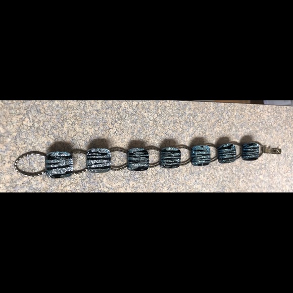 Beautiful Ladies SilverTone Link Bracelet with stone embellishment. - Picture 5 of 7